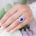Кольцо обручальное с синим камнем