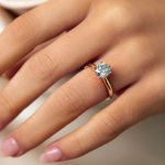 обручальное кольцо на пальце красивой девушки