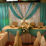светлое декорирование свадебного зала цветами