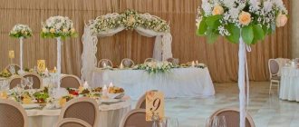 Украшение столов для молодоженов и гостей белыми цветами и зелеными листьями